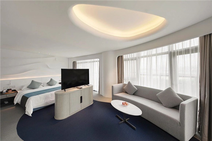 以海浪為靈感的純白前衛(wèi)風(fēng)度假酒店客房設(shè)計(jì)案例賞析