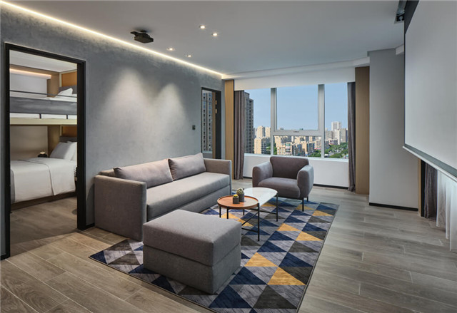 萬達+京東聯(lián)手打造寧波萬達美華跨界IP酒店套房客廳設(shè)計 