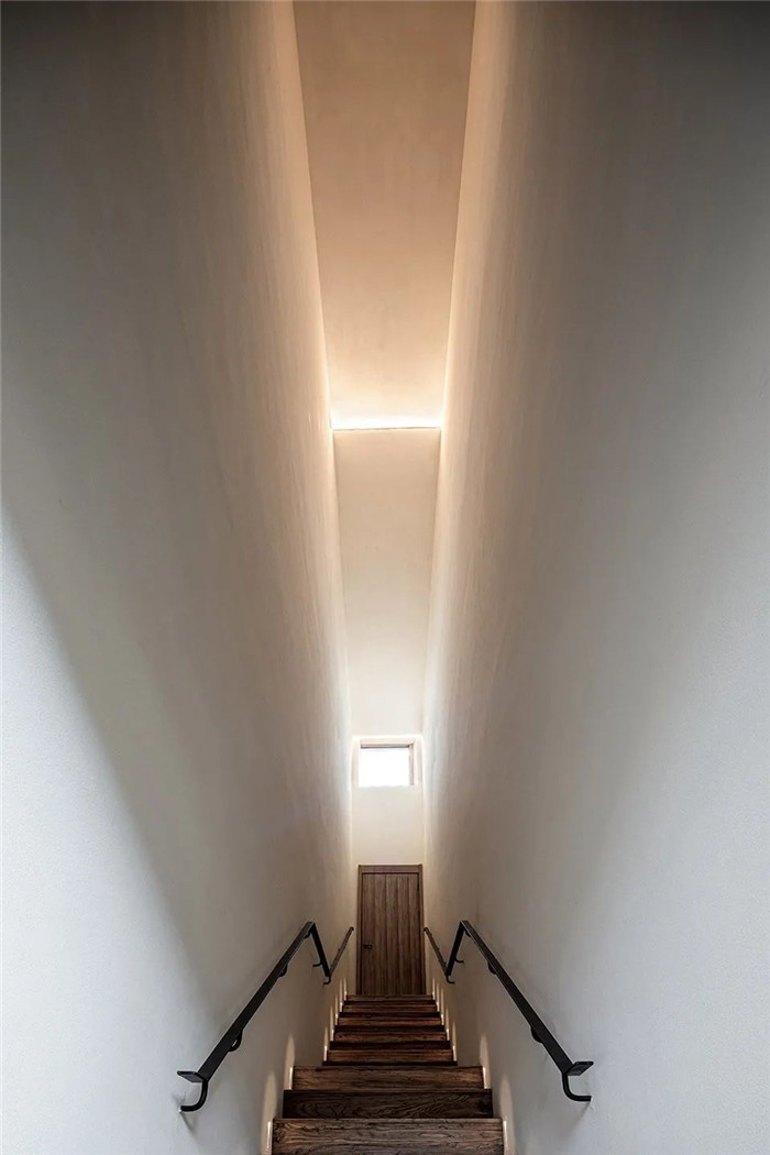 民宿樓梯設(shè)計(jì)-回歸山野的純白極簡風(fēng)精品民宿裝修設(shè)計(jì)方案