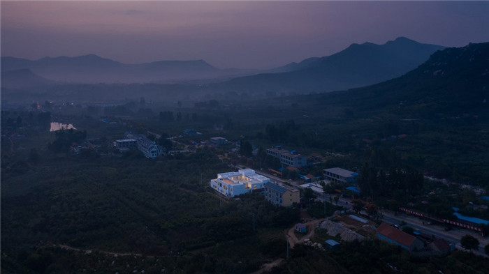 民宿設(shè)計鳥瞰圖-純白原木風景區(qū)內(nèi)部2層獨棟民宿設(shè)計方案