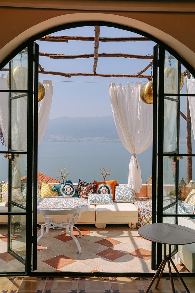 大理網(wǎng)紅民宿設(shè)計推薦：夏禾夫人意式風(fēng)情民宿客房陽臺設(shè)計