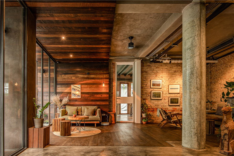 曼谷TAMNI工業(yè)風(fēng)青年旅舍改造設(shè)計方案